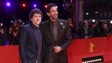 An Weltstars mangelt es auf der Berlinale nie: Adrien Brody (rechts) und Jesse Eisenberg auf dem roten Teppich. Der Thriller "Manodrome" von Regisseur John Trengove, in dem die beiden jeweils eine Hauptrolle innehaben, feierte dort seine Weltpremiere und zog damit ebenfalls ins Rennen um den Goldenen Bären.
