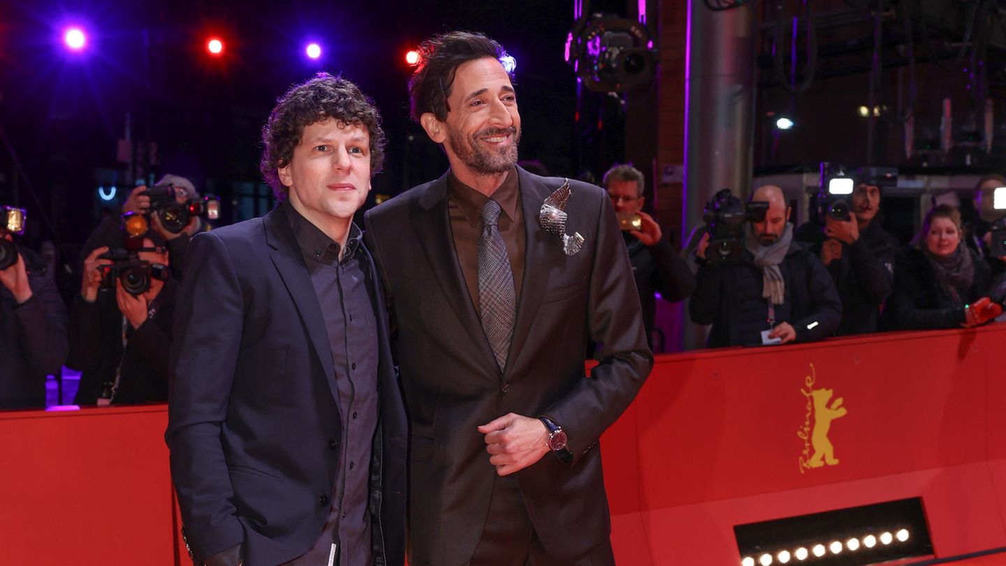 An Weltstars mangelt es auf der Berlinale nie: Adrien Brody (rechts) und Jesse Eisenberg auf dem roten Teppich. Der Thriller "Manodrome" von Regisseur John Trengove, in dem die beiden jeweils eine Hauptrolle innehaben, feierte dort seine Weltpremiere und zog damit ebenfalls ins Rennen um den Goldenen Bären.