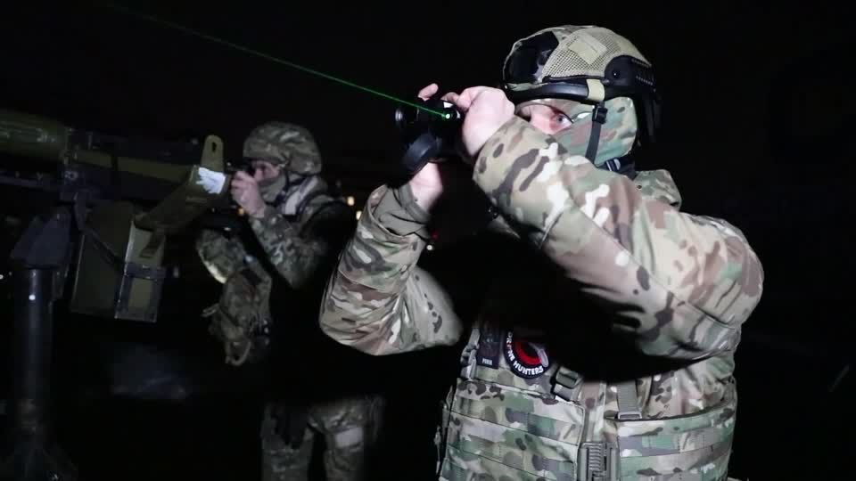 Video: Ukraine: Friseur bei Tag - Drohnenjäger in der Nacht