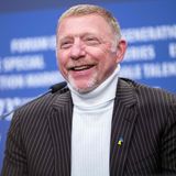 Kann nach seinem Gefängnisaufenthalt in Großbritannien schon wieder ganz gut lachen: Ex-Tennisstar Boris Becker. Der erste Teil der Doku  "Boom! Boom! The World vs. Boris Becker" von Oscar-Preisträger Alex Gibney feierte in Berlin Premiere. Der Film zeigt den sportlichen Aufstieg Beckers zum Weltstar.
