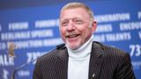 Kann nach seinem Gefängnisaufenthalt in Großbritannien schon wieder ganz gut lachen: Ex-Tennisstar Boris Becker. Der erste Teil der Doku  "Boom! Boom! The World vs. Boris Becker" von Oscar-Preisträger Alex Gibney feierte in Berlin Premiere. Der Film zeigt den sportlichen Aufstieg Beckers zum Weltstar.