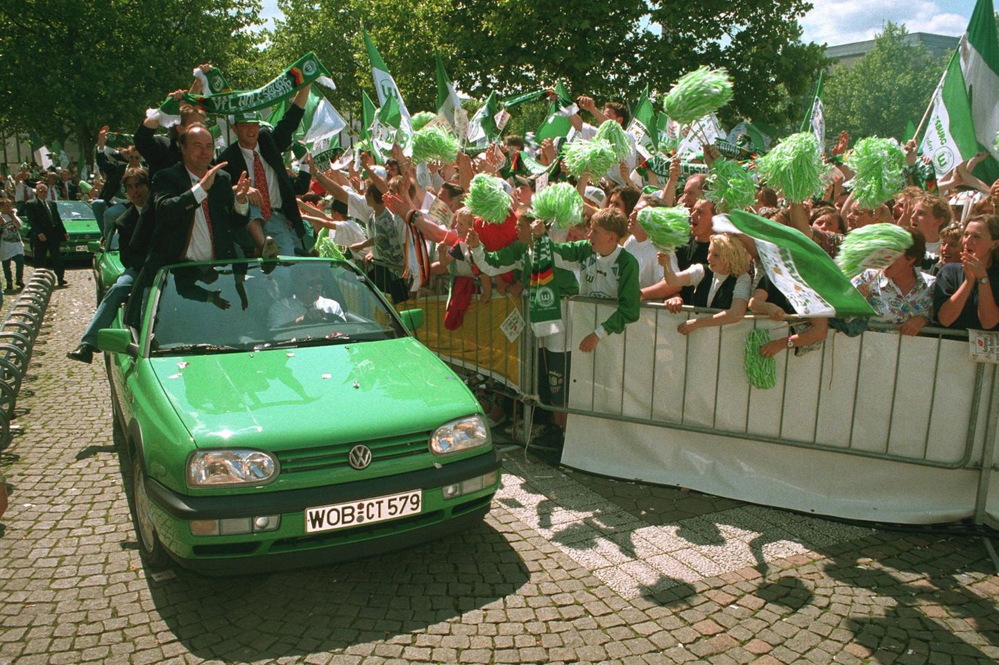 Für Spaß zum kleinen Preis stand das Golf-Kabrio. Darin feierten sogar schon Vizepokalsieger, wie hier beim Empfang der Mannschaft des VfL Wolfsburg in der Saison 1995/1996 nach der Niederlage im Finale des DFB-Pokals.