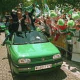 Für Spaß zum kleinen Preis stand das Golf-Kabrio. Darin feierten sogar schon Vizepokalsieger, wie hier beim Empfang der Mannschaft des VfL Wolfsburg in der Saison 1995/1996 nach der Niederlage im Finale des DFB-Pokals.