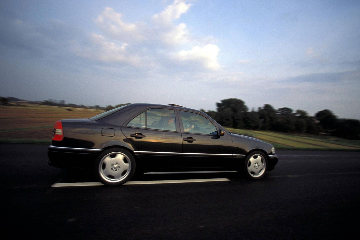 Eine Nummer größer geht es mit der ersten C-Klasse weiter. Der Mercedes-Klassiker kam 1993 zum ersten Mal auf den Markt.