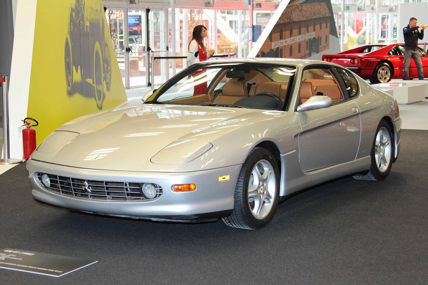 Sportlich geht es weiter: Der Ferrari 456 GT sieht immer noch modern aus, wird aber bereits 30 Jahre alt.