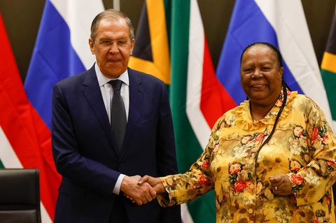 Der russische Außenminister Sergej Lawrow (l) bei einem Treffen mit Naledi Pandor im Januar