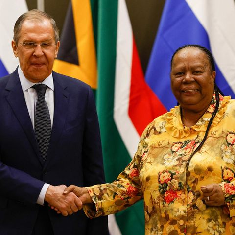 Der russische Außenminister Sergej Lawrow (l) bei einem Treffen mit Naledi Pandor im Januar