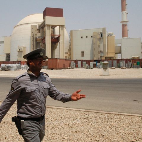 Ein iranischer Sicherheitsbeamter vor dem Atomkraftwerk Bushehr (Archivbild)