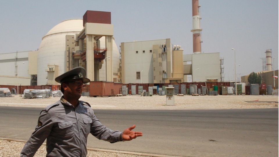 Ein iranischer Sicherheitsbeamter vor dem Atomkraftwerk Bushehr (Archivbild)