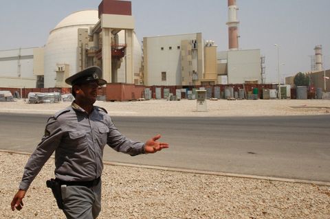 Ein iranischer Sicherheitsbeamter vor dem Atomkraftwerk Bushehr (Archivbild)