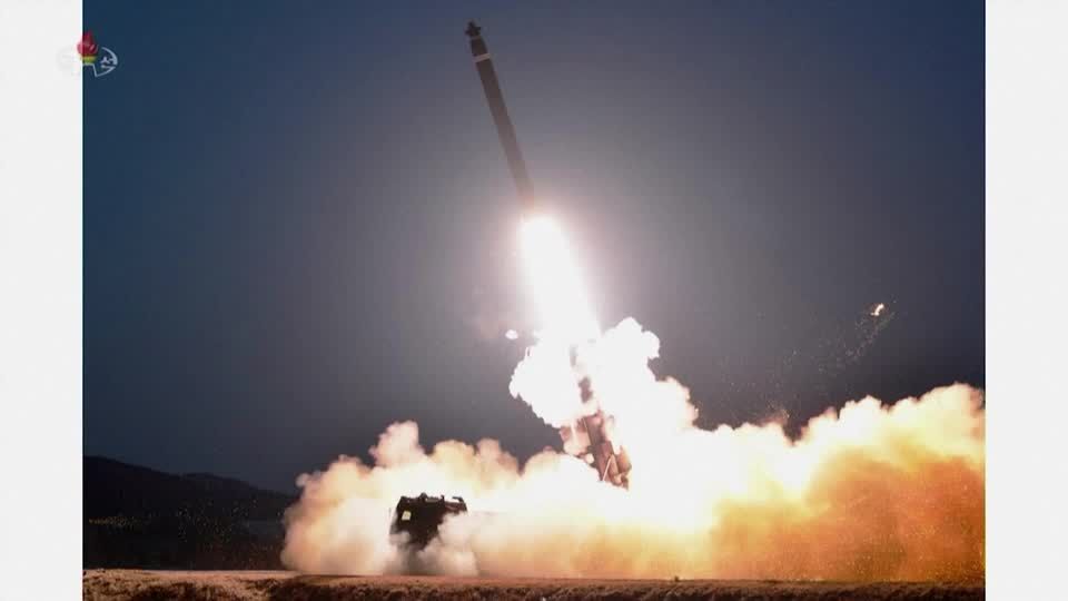 Video: Nordkorea feuert mehrere ballistische Raketen ab Video: Nordkorea feuert mehrere ballistische Raketen ab