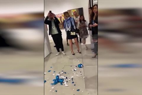 Video: 42.000-Dollar-Skulptur von Jeff Koons zerstört