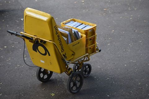 Deutsche Post: Ein Briefwagen auf einer Straße