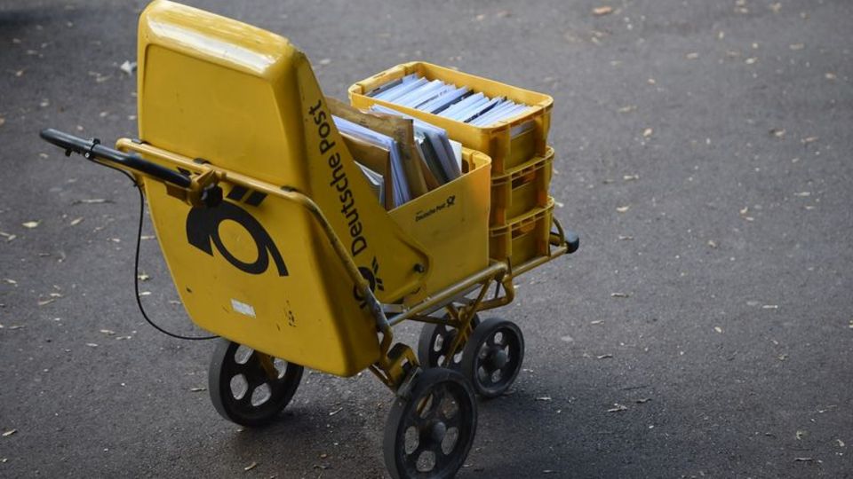 Deutsche Post: Ein Briefwagen auf einer Straße