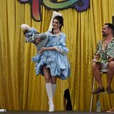 Verkleidete Frau mit verkleidetem Hund auf dem Arm