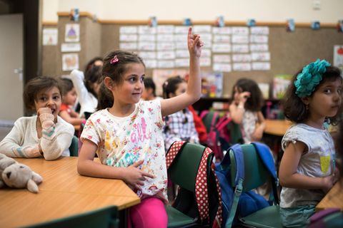 Kinder sitzen in der Schule
