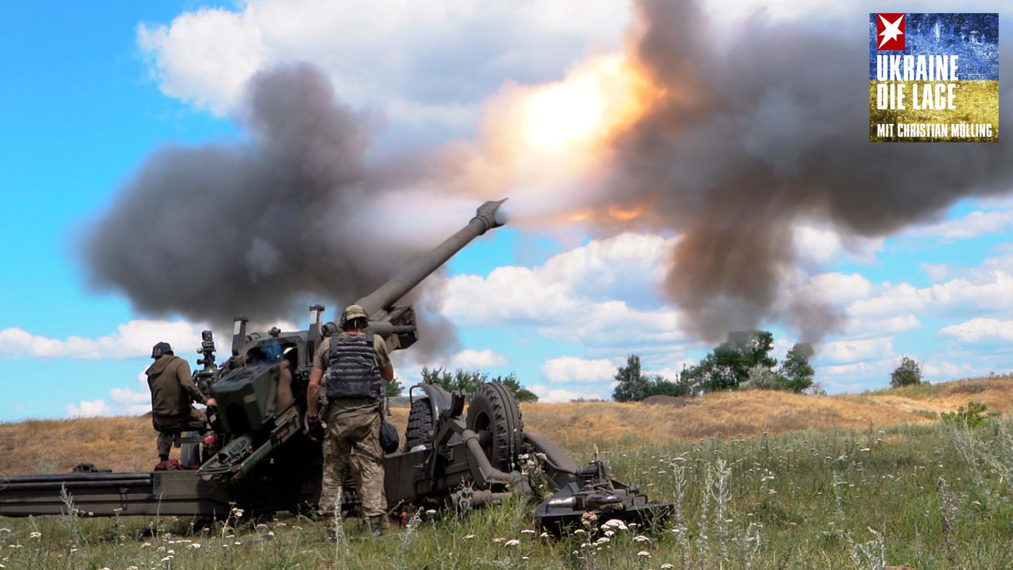 Ukrainische Soldaten feuern eine Haubitze in der Ostukraine ab (Archivbild)