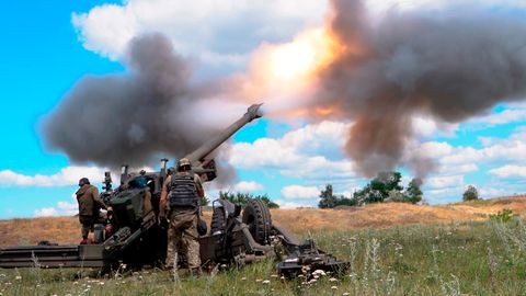 Ukrainische Soldaten feuern eine Haubitze in der Ostukraine ab (Archivbild)