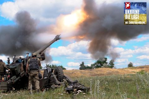 Ukrainische Soldaten feuern eine Haubitze in der Ostukraine ab (Archivbild)