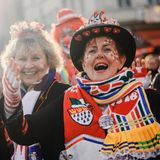 Weibliche Jecken feiern vor Beginn des Kölner Umzugs auf der Straße.