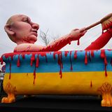 Ein Mottowagen zeigt den russischen Präsidenten Putin