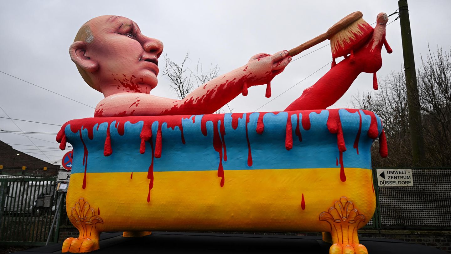 Ein Mottowagen zeigt den russischen Präsidenten Putin