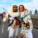 Teilnehmer des Kölner Rosenmontagszuges überqueren die Deutzer Brücke