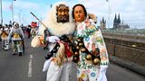 Teilnehmer des Kölner Rosenmontagszuges überqueren die Deutzer Brücke