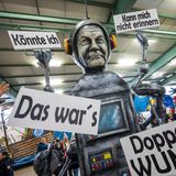 Auf einem Motivwagen des Mainzer Rosenmontagsumzugs ist der Bundeskanzler als "Scholzomat" zu sehen – hier noch in einer Halle des Carneval-Vereins 1838 e.V.