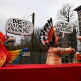 Ein Mottowagen befasst sich mit dem Thema der kulturellen Aneignung