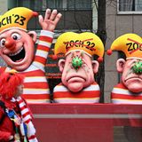 Ein Mottowagen stellt die Freude über den ersten Umzug nach der Corona-Zeit dar.