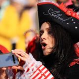 Karnevalisten feiern auf den Straßen Köln.