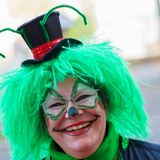 Eine Närrin in Mainz lacht in die Kamera.