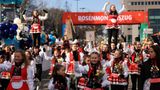 Eine Tanzgruppe nimmt am Kölner Umzug teil
