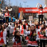 Eine Tanzgruppe nimmt am Kölner Umzug teil