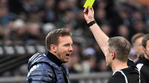 Schiedsrichter Tobias Welz zeigt Julian Nagelsmann die gelbe Karte während des Spiels gegen Borussia Mönchengladbach