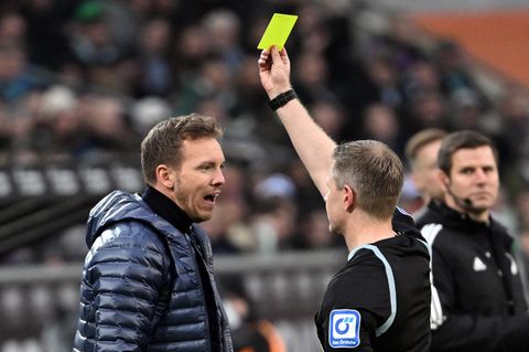Schiedsrichter Tobias Welz zeigt Julian Nagelsmann die gelbe Karte während des Spiels gegen Borussia Mönchengladbach