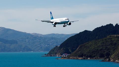 Flugzeug der Air New Zealand im Landeflug