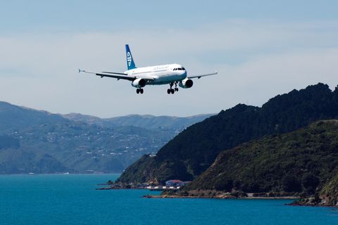 Flugzeug der Air New Zealand im Landeflug