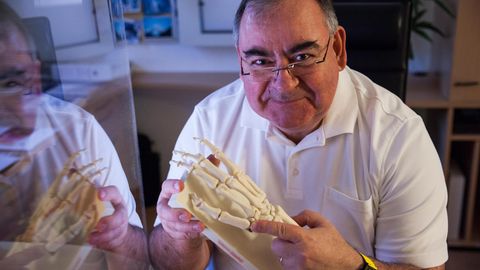Jörg Wendler mit Skelettmodell einer Hand