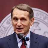 Sergej Naryschkin ist Chef des Auslandsgeheimdienst SWR und eher ein Mann im Hintergrund – aber einflussreich. Auf ihn gehen russische Propaganda-Erzählungen zurück wie der angebliche Krieg "gegen den kollektiven Westen, der Russland zerstören will". Naryschkin steht auch hinter dem Geschichtsbild, nach dem die Ukraine ein "untrennbarer Teil" Russlands sei und damit keine Existenzberechtigung habe. Obwohl er ganz auf Linie des Kremls liegt, schützt ihn das nicht davor, von Wladimir Putin vor laufenden Kameras wie ein Schuljunge gemaßregelt zu werden, wie kurz vor Beginn des Kriegs.  Sehen Sie hier, wie Putin Naryschkin abkanzelt