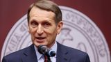 Sergej Naryschkin ist Chef des Auslandsgeheimdienst SWR und eher ein Mann im Hintergrund – aber einflussreich. Auf ihn gehen russische Propaganda-Erzählungen zurück wie der angebliche Krieg "gegen den kollektiven Westen, der Russland zerstören will". Naryschkin steht auch hinter dem Geschichtsbild, nach dem die Ukraine ein "untrennbarer Teil" Russlands sei und damit keine Existenzberechtigung habe. Obwohl er ganz auf Linie des Kremls liegt, schützt ihn das nicht davor, von Wladimir Putin vor laufenden Kameras wie ein Schuljunge gemaßregelt zu werden, wie kurz vor Beginn des Kriegs.  Sehen Sie hier, wie Putin Naryschkin abkanzelt
