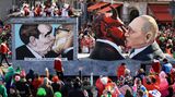Der Mottowagen "Verkörperte Zitate fährt im Kölner Festumzug mit