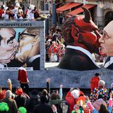 Der Mottowagen "Verkörperte Zitate fährt im Kölner Festumzug mit