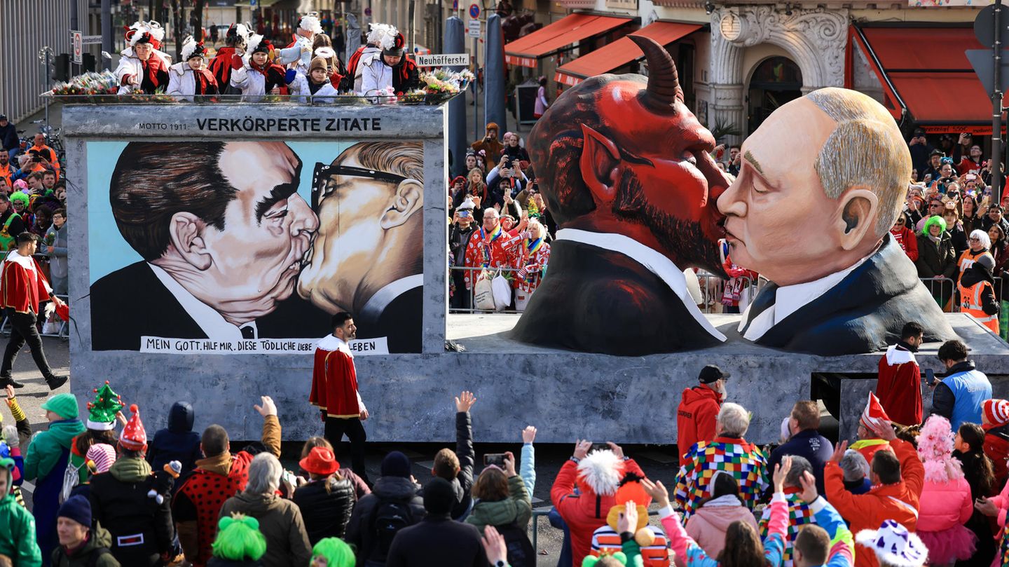 Der Mottowagen "Verkörperte Zitate fährt im Kölner Festumzug mit