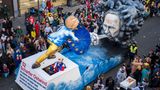 Ein satirischer Wagen zeigt den russischen Präsidenten Wladimir Putin am Rosenmontag in Mainz