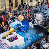 Ein satirischer Wagen zeigt den russischen Präsidenten Wladimir Putin am Rosenmontag in Mainz