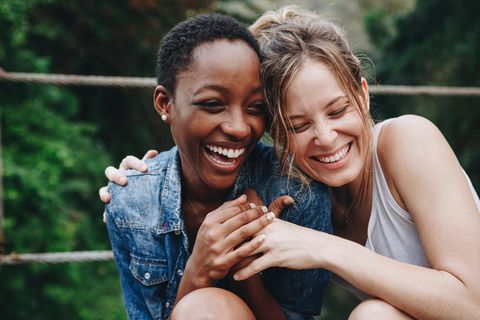 Zwei Frauen machen sich ein Geschenk