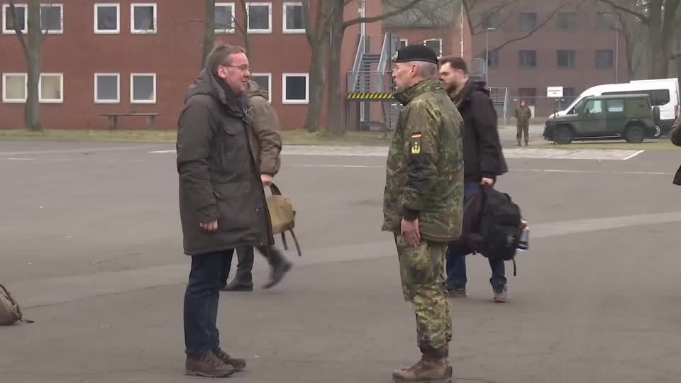 Video: Panzer für die Ukraine: Pistorius besucht Truppenschule in Munster