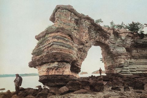 Eine der letzten Fotodoppelseiten in dem Bildband "Japan 1900": Es zeigt das Felsentor in der Matsushima-Bucht.